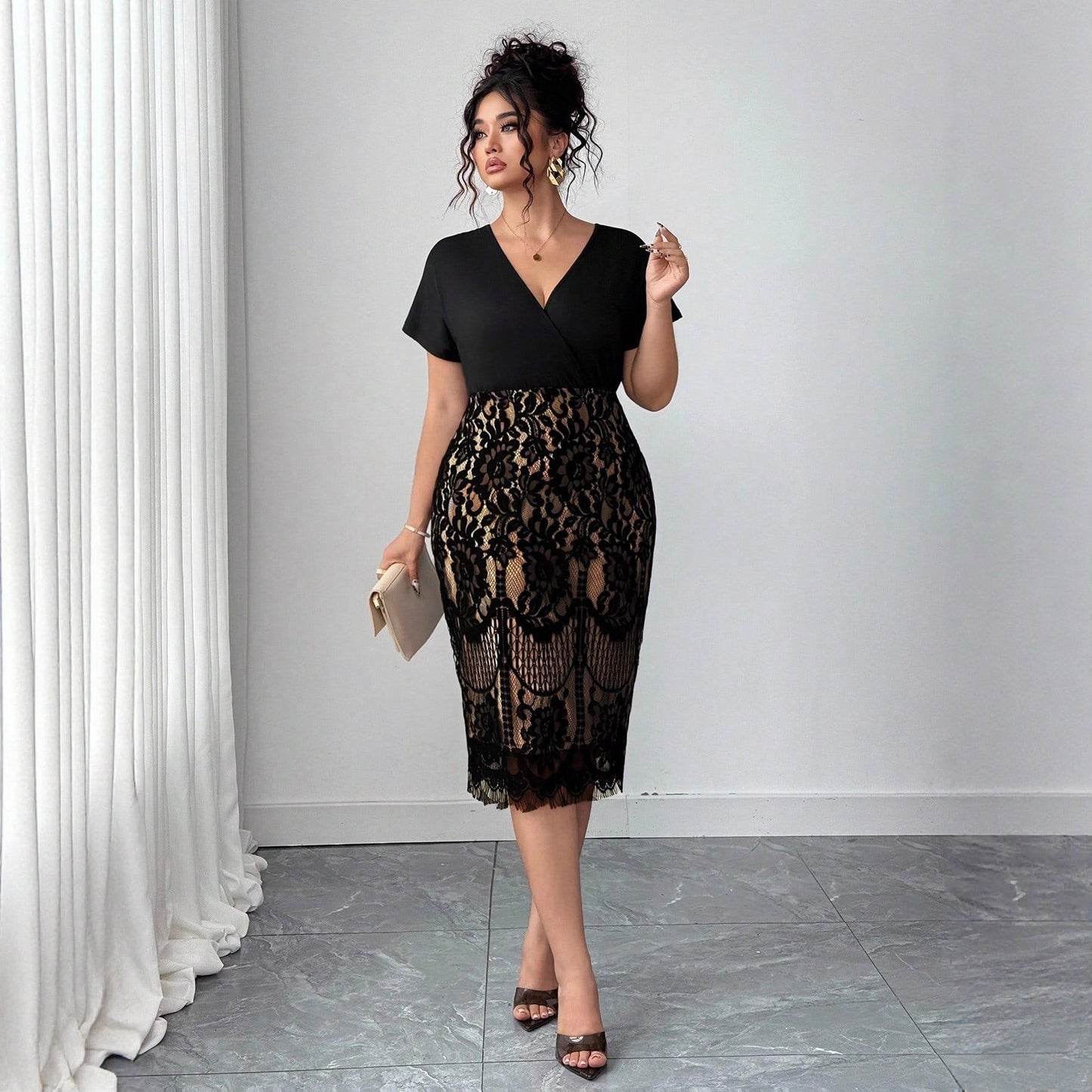 Robe mi-longue dentelle Col V