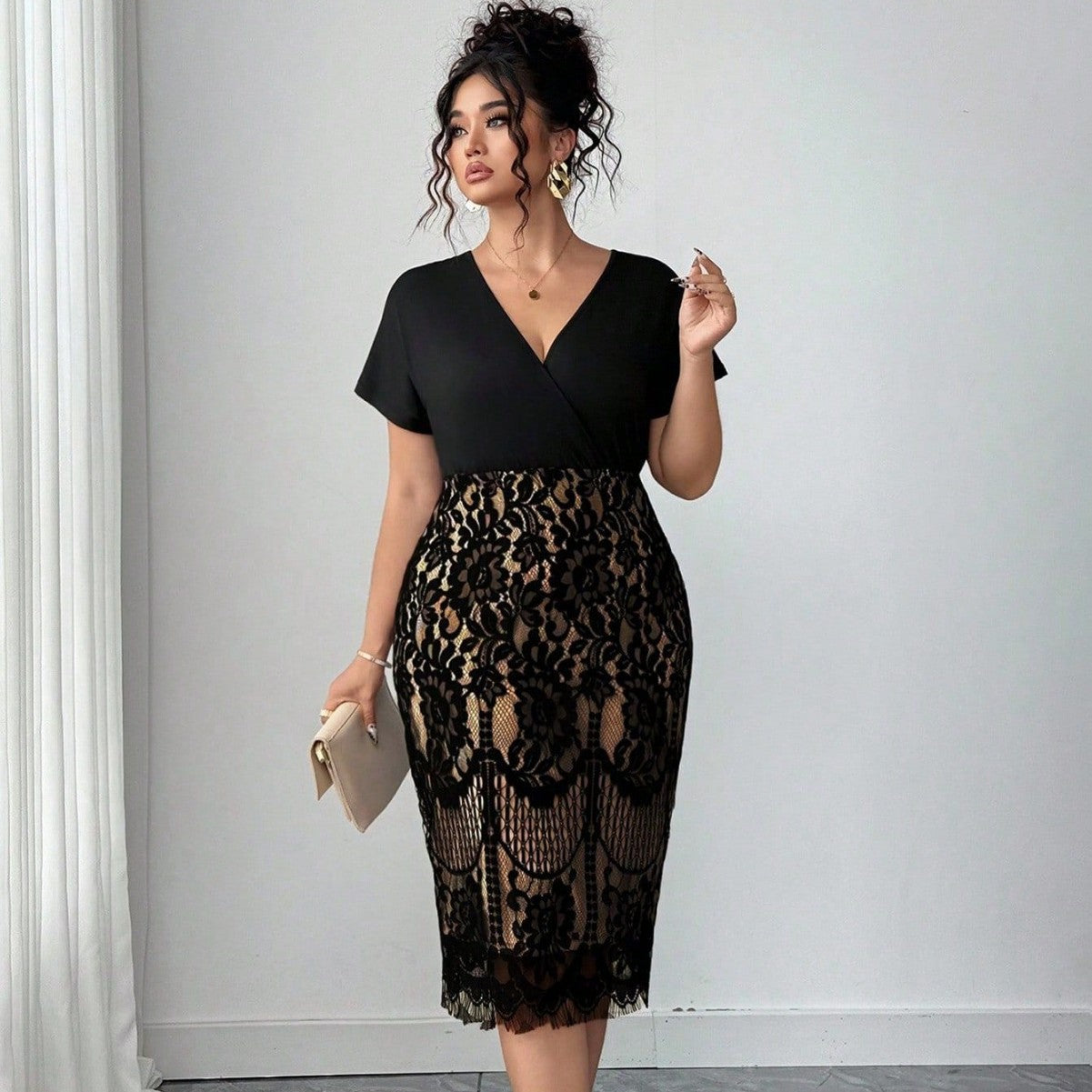 Robe mi-longue dentelle Col V